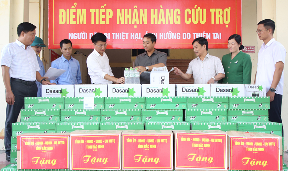 Đồng chí Nguyễn Việt Oanh trao tặng quà cho người dân vùng lũ phường Vân Hà.